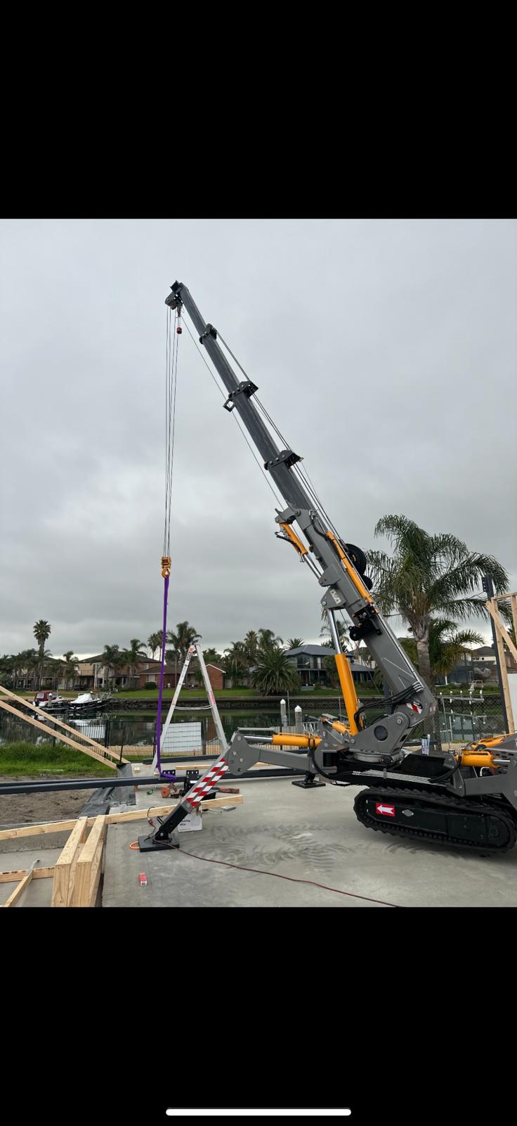 Spider crane lifting in tight side access at residential site
